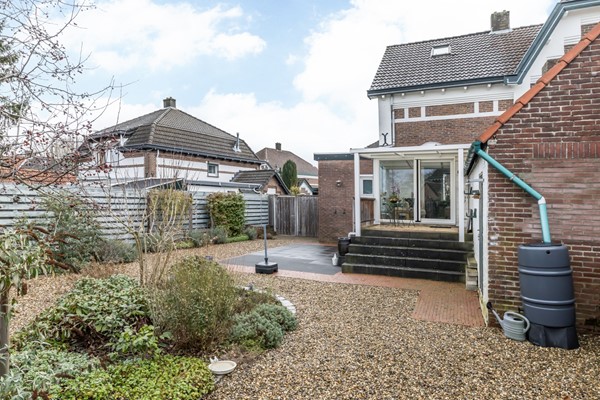 Foto - Te koop: Instapklare, monumentale woning met ruime woonkamer, tuinkamer en echte Amerikaanse veranda op een ruim perceel in Landgraaf.